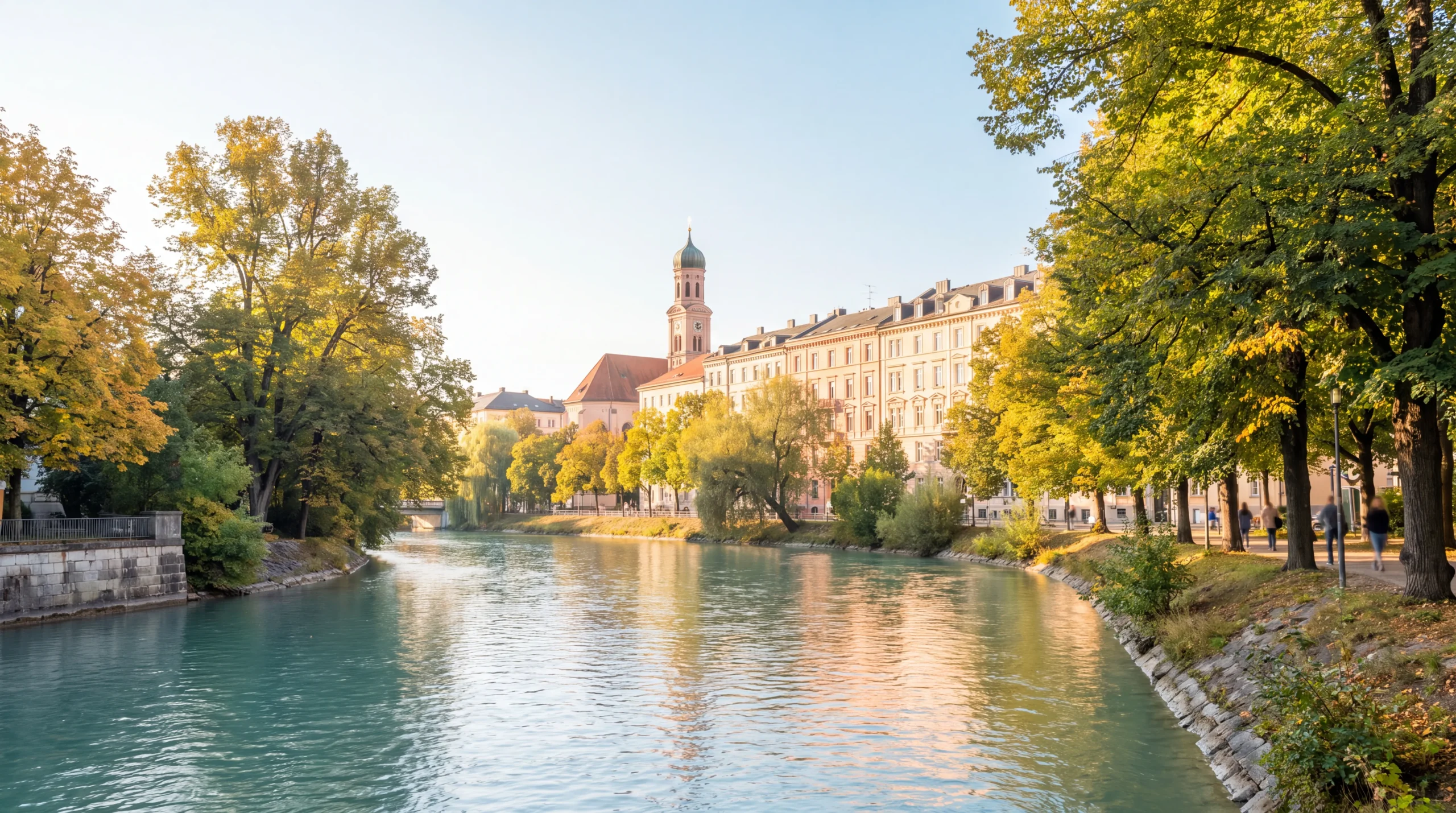 Isarufer im Münchner Stadtteil Lehel an einem sonnigen Herbstmorgen